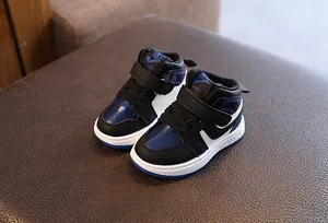 Vue rapprochée de baskets montantes pour enfants avec un motif patchwork bleu