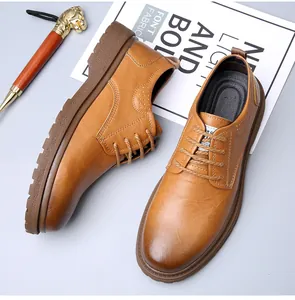 Professionelle Detailansicht brauner Leder-Freizeitschuhe mit rutschfester Gummisohle.