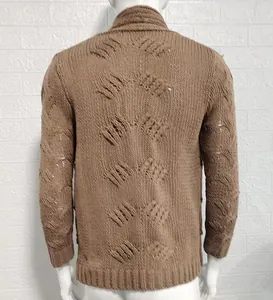 Detaillierte Rückansicht einer braunen Herren-Strickjacke mit grobem Texturmuster