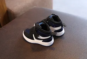 Vue arrière de baskets montantes stylées bleu marine et noir pour enfants sur cuir