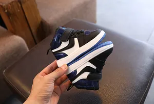 Vue rapprochée de baskets montantes stylées pour enfants en bleu marine et noir