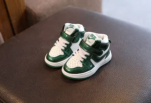 Gros plan de baskets montantes vertes et blanches pour enfants avec velcro et texture