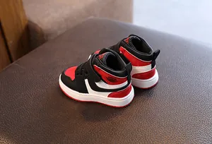 Vue détaillée des baskets hautes pour enfants rouge et noir avec un design tendance