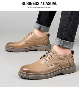 Nahaufnahme eines Modells in khakifarbenen Lederschuhen mit schwarzen Jeans im Business-Stil
