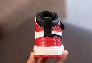 Vue arrière détaillée des baskets montantes rouges et blanches pour enfants chic