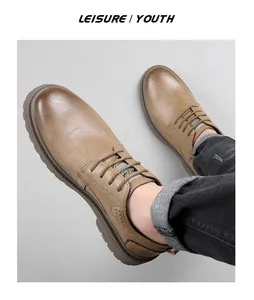 Nahaufnahme von klassischen, lässigen Herren-Lederschuhen in Khaki-Farbe.