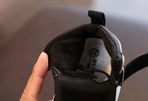 Vue détaillée de la doublure en maille respirante et de la semelle intérieure de la basket enfant