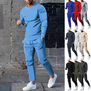 Πολύχρωμες παραλλαγές ανδρικού casual σετ δύο τεμαχίων με μακρυμάνικο μπλουζάκι και παντελόνι.