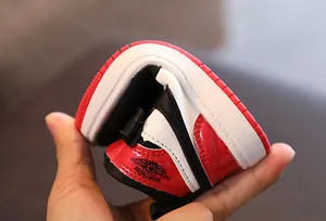 Vue détaillée de la semelle flexible d'une chaussure montante pour enfant pliée à la main