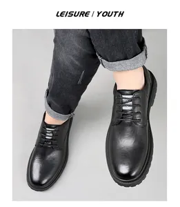 Nahaufnahme schwarzer Business-Casual-Schuhe aus Leder mit stilvoller Schnürung und dicker Sohle