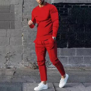 Streetwear λεπτομέρεια ενός άνδρα με κόκκινο σετ φόρμας 2 τεμαχίων με μακρυμάνικο μπλουζάκι