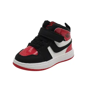 Baskets montantes pour enfants en rouge et noir classiques avec des sangles velcro
