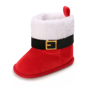 Vista lateral de botas navideñas rojas para bebé con ribete de pelo y hebilla