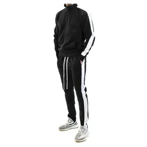 Detailaufnahme eines schwarzen Herren-Trainingsanzugs mit weißen Seitenstreifen.