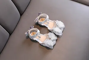 Vue de dessus de chaussures de princesse argentées à paillettes pour filles