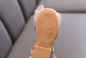 Gros plan de la semelle d'une chaussure de princesse rose pour fille, antidérapante, taille 25