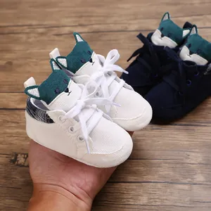 Primer plano de zapatos para caminar de bebé con suela blanda y lindo detalle de zorro