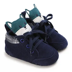 Zapatos de bebé de pana azul oscuro con bordado de zorro y suelas suaves antideslizantes.
