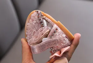 Gros plan de chaussures de princesse roses pour filles avec pierres en cristal et strass
