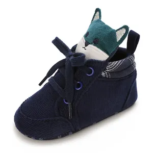 Detalle de zapato de bebé de pana azul marino con decorativo de zorro simpático
