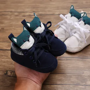 Primer plano de zapatos de bebé de pana azul marino con diseño de orejas de zorro