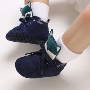 Vista detallada de zapatos de bebé en pana azul marino con lindo personaje de zorro