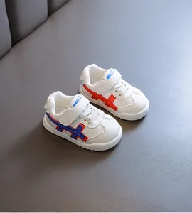 Komfortable weiße Lauflernschuhe für Kleinkinder mit weichen Sohlen und Klettverschluss