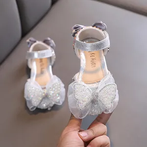 Chaussures princesse argentées pour filles avec un grand nœud papillon en perles et dentelle