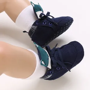 Primer plano de zapatos de bebé azul marino con suela blanda y diseño de orejas