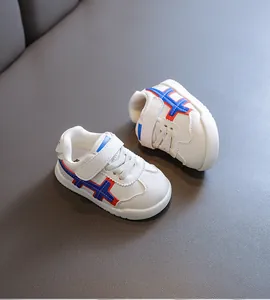 Detailansicht weißer atmungsaktiver Lauflernschuhe für Kleinkinder mit weicher Sohle
