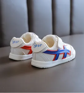 Atmungsaktive Lauflernschuhe für Kleinkinder mit weicher Sohle und sportlichem Design