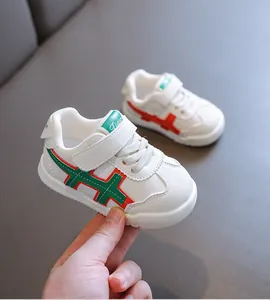 Atmungsaktive Lauflernschuhe für Babys mit weicher Gummisohle und weißem PU-Leder