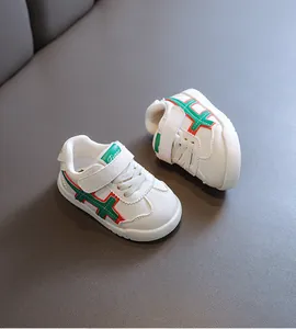 Detailansicht weißer Baby-Lauflernschuhe mit weicher Sohle und farbigen Akzenten
