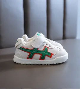 Weiche Baby-Lauflernschuhe mit grünen und roten Akzenten und bequemem Klettverschluss