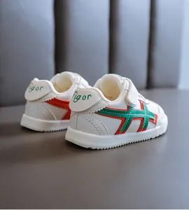 Rückansicht weißer Baby-Lauflernschuhe mit rot-grünen Streifen und weicher Sohle