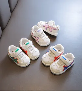 Atmungsaktive Lauflernschuhe mit weicher Sohle und bunten Kreuzmustern für Babys
