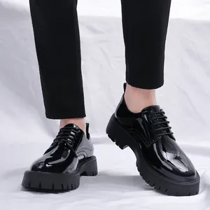 Zapatos oxford de hombre en charol brillante con plataforma estilo inglés para bodas