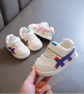 Atmungsaktive Baby-Lauflernschuhe mit weichen Sohlen und bunten Kreuzdetails für Kinder
