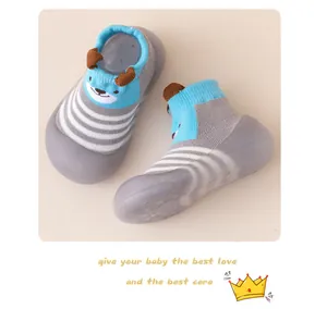 Blau und grau gestreifte Baby-Socken-Schuhe mit niedlichem Zeichentrick-Bär-Design