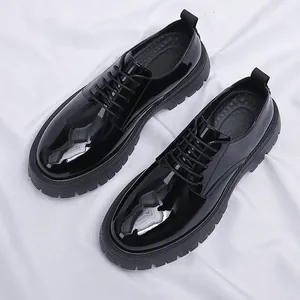 Zapatos derby clásicos de hombre en charol negro brillante con suela gruesa track