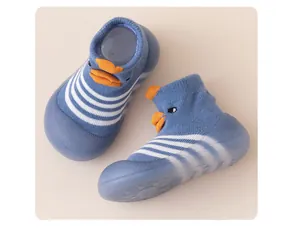 Detailansicht der rutschfesten Babysöckchen-Schuhe mit süßem Entendesign und weicher Sohle.