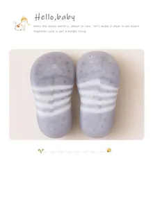 Unteransicht der grauen rutschfesten Sohlen für Baby-Lernlaufschuhe mit Textur