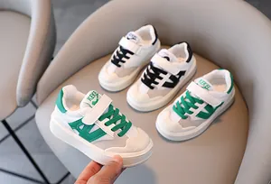 Primer plano de elegantes zapatillas infantiles en verde y blanco con malla transpirable