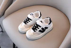 Primer plano de zapatillas infantiles de malla blanca transpirable con detalles en negro