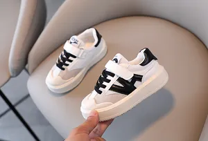 Zapatillas infantiles transpirables con suela blanda y cierre de velcro en colores blanco y negro