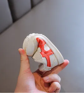 Flexible Lauflernschuhe mit weicher Sohle, die extreme Biegsamkeit zeigen