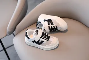 Primer plano de zapatillas transpirables para niños en blanco y negro con suela blanda