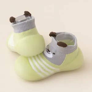 Bequeme Baby-Lauflernschuhe mit einem niedlichen Bären-Design und Rutschschutz
