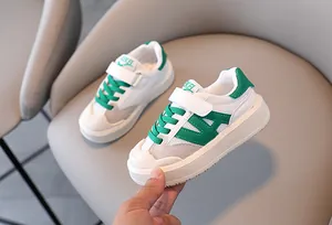 Vista detallada de las zapatillas de malla transpirable para niños en verde y blanco con velcro