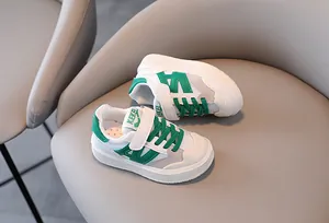 Primer plano de zapatillas de malla para niños en verde y blanco con cierre de velcro